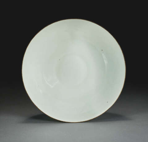 AN ANHUA-DECORATED WHITE-GLAZED `FIVE DRAGONS` BOWL - photo 2