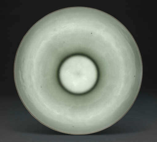 AN ANHUA-DECORATED WHITE-GLAZED `FIVE DRAGONS` BOWL - Foto 3