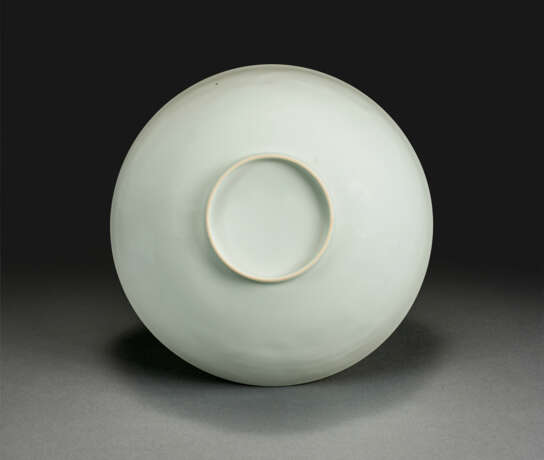 AN ANHUA-DECORATED WHITE-GLAZED `FIVE DRAGONS` BOWL - photo 4