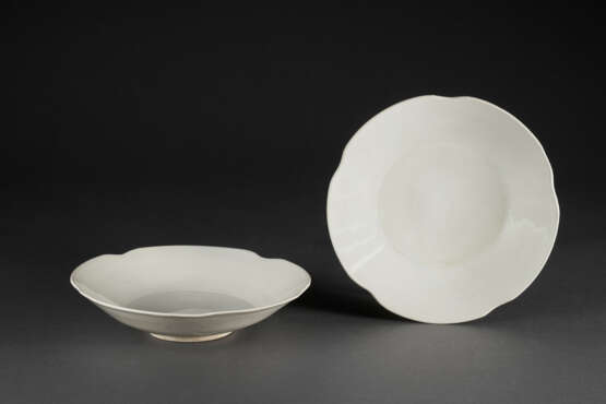 A RARE PAIR OF WHITE-GLAZED LOBED DISHES - photo 1