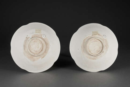 A RARE PAIR OF WHITE-GLAZED LOBED DISHES - photo 2
