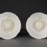 A RARE PAIR OF WHITE-GLAZED LOBED DISHES - фото 2