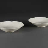A RARE PAIR OF WHITE-GLAZED LOBED DISHES - photo 3