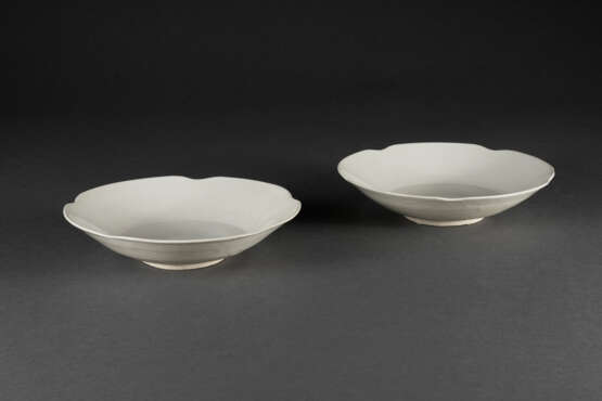 A RARE PAIR OF WHITE-GLAZED LOBED DISHES - Foto 3