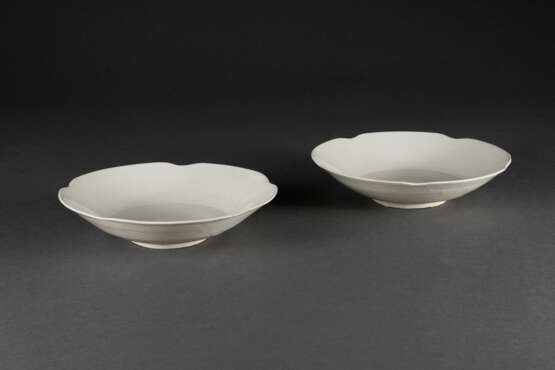 A RARE PAIR OF WHITE-GLAZED LOBED DISHES - фото 3