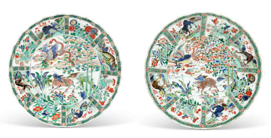 A PAIR OF FAMILLE VERTE `MYTHICAL BEASTS` DISHES - фото 1