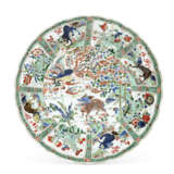 A PAIR OF FAMILLE VERTE `MYTHICAL BEASTS` DISHES - Foto 3