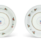 A PAIR OF FAMILLE VERTE `MYTHICAL BEASTS` DISHES - photo 4