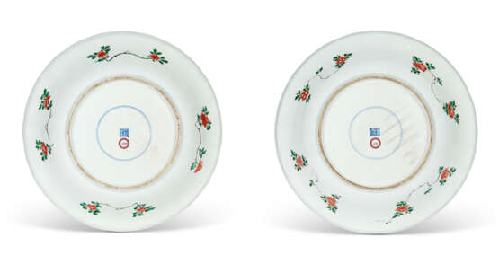 A PAIR OF FAMILLE VERTE `MYTHICAL BEASTS` DISHES - photo 4