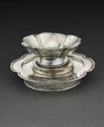 Tasse. A SILVER HEXALOBED CUP AND A CUP STAND