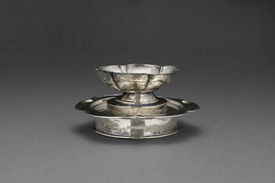 A SILVER HEXALOBED CUP AND A CUP STAND - photo 2