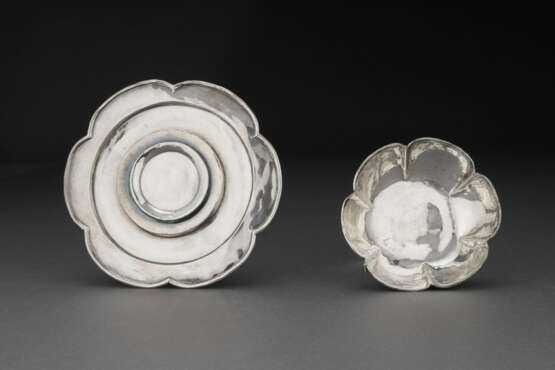 A SILVER HEXALOBED CUP AND A CUP STAND - photo 3