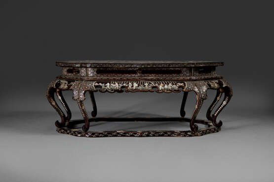 A MOTHER-OF-PEARL-INLAID BLACK LACQUER LOW TABLE - фото 3