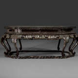A MOTHER-OF-PEARL-INLAID BLACK LACQUER LOW TABLE - фото 3