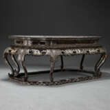 A MOTHER-OF-PEARL-INLAID BLACK LACQUER LOW TABLE - Foto 4