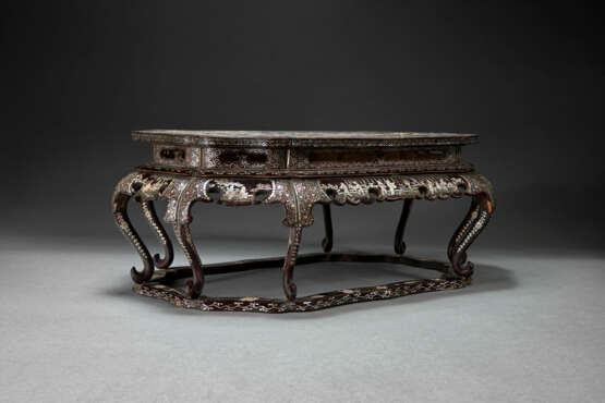 A MOTHER-OF-PEARL-INLAID BLACK LACQUER LOW TABLE - фото 4