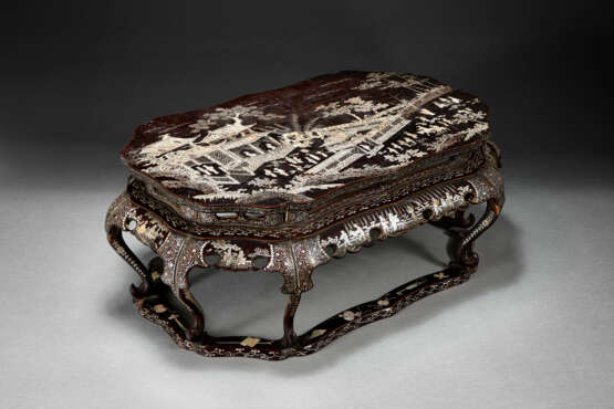 A MOTHER-OF-PEARL-INLAID BLACK LACQUER LOW TABLE - Foto 5