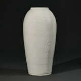 AN UNUSUAL CARVED DEHUA `SHOULAO IN LANDSCAPE` VASE - Foto 1