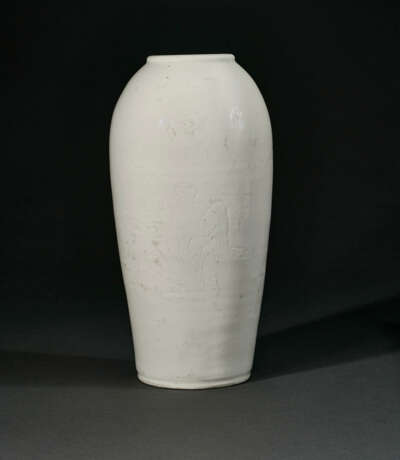 AN UNUSUAL CARVED DEHUA `SHOULAO IN LANDSCAPE` VASE - photo 2