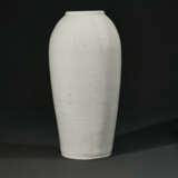 AN UNUSUAL CARVED DEHUA `SHOULAO IN LANDSCAPE` VASE - фото 2