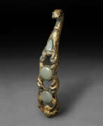 Династия Чжоу (1100-256 до н.э.). A JADE-INSET GILT-BRONZE BELT HOOK