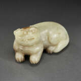 A PALE YELLOW JADE CARVING OF A RECUMBENT FELINE - фото 1