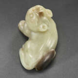 A PALE YELLOW JADE CARVING OF A RECUMBENT FELINE - фото 2