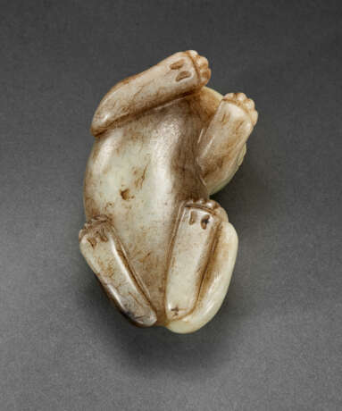 A PALE YELLOW JADE CARVING OF A RECUMBENT FELINE - фото 4