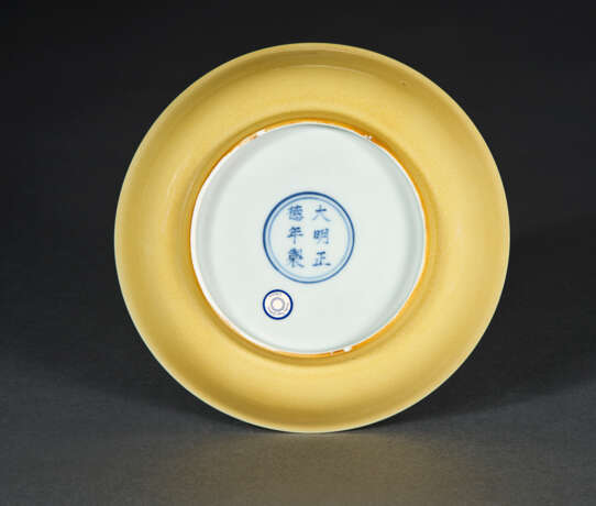 AN IMPERIAL YELLOW-GLAZED DISH - фото 2