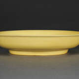 AN IMPERIAL YELLOW-GLAZED DISH - фото 3