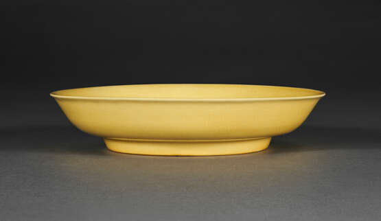 AN IMPERIAL YELLOW-GLAZED DISH - фото 3