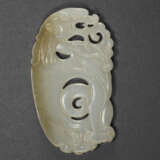 A WHITE JADE ARCHAISTIC `MYTHICAL BEAST` PLAQUE - Foto 2