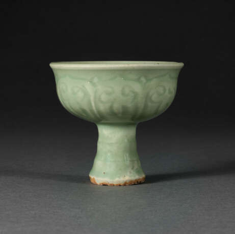 A CARVED LONGQUAN CELADON STEM CUP - photo 1