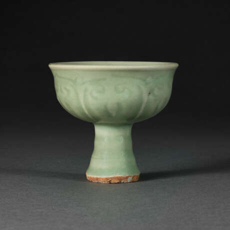 A CARVED LONGQUAN CELADON STEM CUP - Foto 2