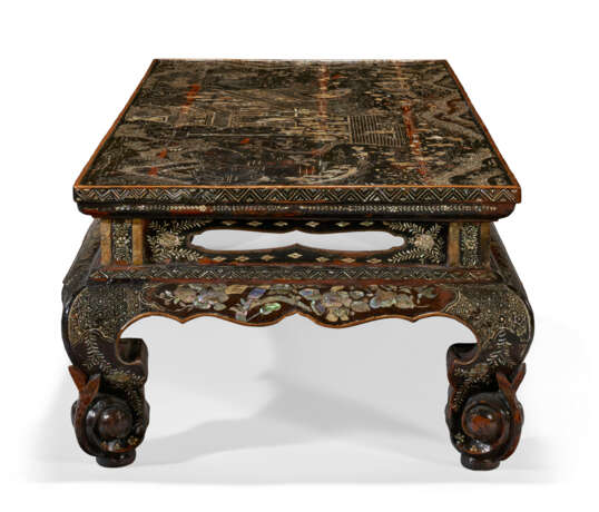 A LARGE MOTHER-OF-PEARL-INLAID LACQUER TABLE - фото 2