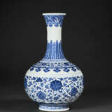 A BLUE AND WHITE BOTTLE ‘LOTUS’ VASE - фото 1