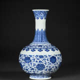 A BLUE AND WHITE BOTTLE ‘LOTUS’ VASE - фото 2