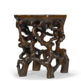 A RARE HUANGHUALI ROOTWOOD-FORM STAND - Foto 1