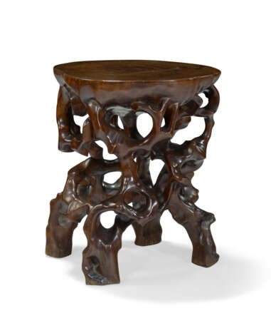 A RARE HUANGHUALI ROOTWOOD-FORM STAND - Foto 2