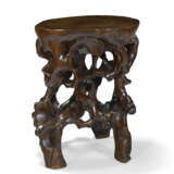 A RARE HUANGHUALI ROOTWOOD-FORM STAND - Foto 4
