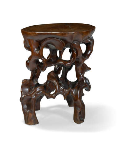 A RARE HUANGHUALI ROOTWOOD-FORM STAND - Foto 5