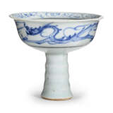 A RARE BLUE AND WHITE `DRAGON` STEM CUP - фото 2