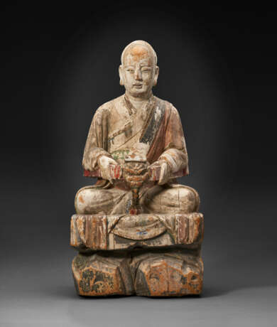 A PAINTED WOOD FIGURE OF A SEATED LUOHAN - фото 1