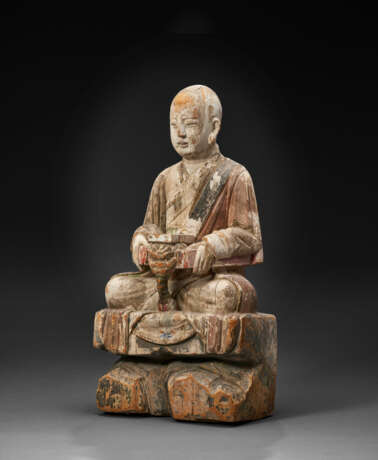 A PAINTED WOOD FIGURE OF A SEATED LUOHAN - фото 2