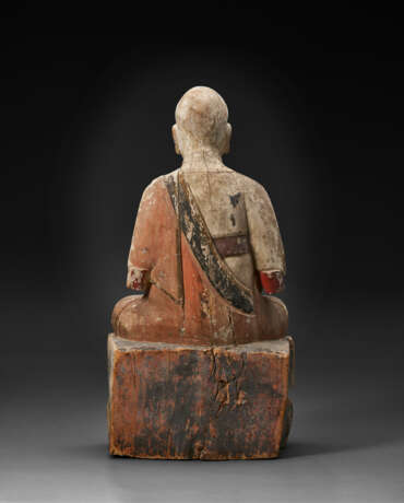 A PAINTED WOOD FIGURE OF A SEATED LUOHAN - photo 3