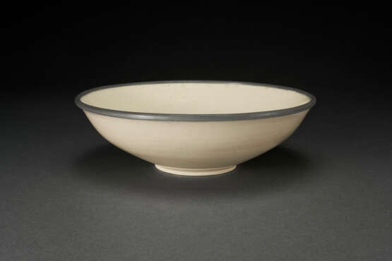 AN UNUSUAL LARGE CARVED DING `LOTUS` BOWL - photo 2