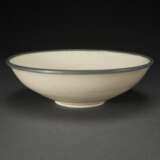 AN UNUSUAL LARGE CARVED DING `LOTUS` BOWL - фото 2