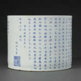 A RARE BLUE AND WHITE CYLINDRICAL `ODE TO THE RED CLIFF` BRUSH POT - photo 1