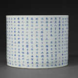 A RARE BLUE AND WHITE CYLINDRICAL `ODE TO THE RED CLIFF` BRUSH POT - Foto 2