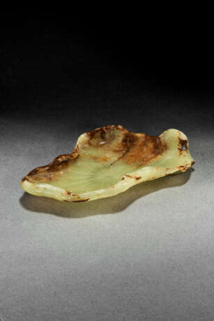 A WELL-CARVED GREEN AND BROWN JADE LOTUS LEAF-FORM WASHER - фото 2